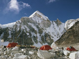 The Mount Everest Expedition Campsite on a Mountain Side Strewn with Boulders Photographie par Barry Bishop
