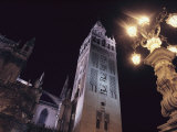 La Giralda, Teil der Kathedrale von Sevilla, bei Nacht Fotografie-Druck von Steve Winter