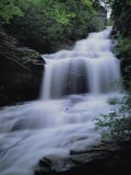 Obere Kaskaden eines Wasserfalls von einem Berg hinunter im Hanging Rock State Park Fotografie-Druck von Raymond Gehman