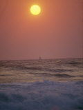 Surf Breaks on a Beach at Sunset Photographie par Raul Touzon