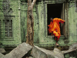 Angkor Wat Temple with Monk, Siem Reap, Cambodia Fotografisk tryk af Steve Raymer