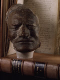Death Mask of Sir Isaac Newton Beside an Original Hand-Written Copy of His Masterpiece the Principi Lámina fotográfica por Jim Sugar Death Mask of Sir Isaac Newton Beside an Original Hand-Written Copy of His Masterpiece the Principi Lámina fotográfica por Jim Sugar