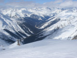 A Back-Country Snowboarder Descends a Snowfield Near Rogers Pass Fotografisk trykk av Skip Brown