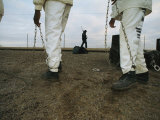 Chain Gang Prisoners Being Watched Over by an Armed Guard Lámina fotográfica por Bill Curtsinger Chain Gang Prisoners Being Watched Over by an Armed Guard Lámina fotográfica por Bill Curtsinger