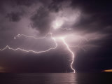 Dramatic Lightning Flashes Over Water Photographie par Bill Curtsinger