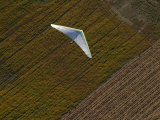 Hang-Glider Soars Over the Countryside Lámina fotográfica por Skip Brown