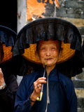 Portrait of Hakka Woman Smoking Pipe, Looking at Camera, Hong Kong Photographie par Lee Foster