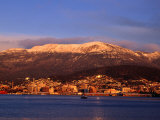 Hobart City Beside Derwent River and Below Mt. Wellington, Hobart, Tasmania, Australia Photographie par Grant Dixon