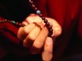 Monk's Hands Holding Prayer Beads, Bodhnath, Nepal Photographie par Ryan Fox