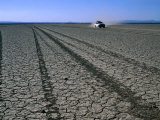 Four-Wheel Drive Vehicle Crossing Desert Plain, Grand Bara, Djibouti Photographie par Frances Linzee Gordon
