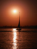Felucca On Nile River At Sunset, Luxor, Egypt Lámina fotográfica por Cheryl Conlon Felucca On Nile River At Sunset, Luxor, Egypt Lámina fotográfica por Cheryl Conlon