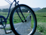 Cyclists Seen Through Bicycle, Hana, USA Photographie par Holger Leue