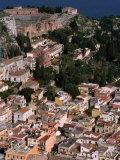Vue aérienne de Taormina, avec théâtre grec (Amphithéâtre grec) au sommet, Taormina, Sicile, Italie Photographie par Stephen Saks
