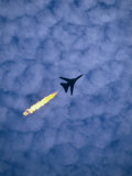 Un reactor de las fuerzas aéreas se aleja dejando una estela de fuego durante una exhibición aérea en el Gran Premio de Australia... Lámina fotográfica por Phil Weymouth Un reactor de las fuerzas aéreas se aleja dejando una estela de fuego durante una exhibición aérea en el Gran Premio de Australia... Lámina fotográfica por Phil Weymouth