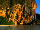 Soleil couchant sur les falaises à la plage de Phra Nang, Krabi, Krabi, Thaïlande Photographie par Anders Blomqvist