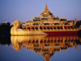 Floating Royal Barge, Karaweik, on Lake Kandawgyi, Mandalay, Myanmar (Burma) Photographie par Ryan Fox