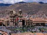 Crowds Mingle on Plaza De Armas in Front of Church of La Compania De Jesus, Cuzco, Peru Photographie par Grant Dixon