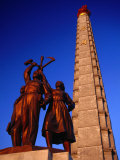 Torre Juche y estatua, P'Yongyang (Corea del Norte) Lámina fotográfica por Tony Wheeler