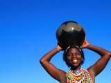 Zulu Woman Carrying Beer Pot, Zululand, South Africa Photographie par Ariadne Van Zandbergen