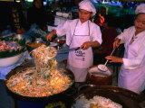 Chefs Cooking Large Serve of Kuay Tiaw Phat Thai, Bangkok, Thailand Photographie par Joe Cummings