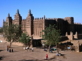 Oblique View of the Facade, Entrance, Wall and Square of the Djenne Mosque, Djenne, Mali Fotografisk tryk af Patrick Syder