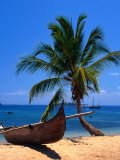 Outrigger on Nosy Komba Beach,Nosy Komba,Antsiranana, Madagascar Photographie par Carol Polich