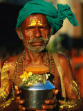 Pilgrim with Offerings to Give to Deities at Sri Meenakshi Temple, Madurai, India Fotografisk tryk af Paul Beinssen Pilgrim with Offerings to Give to Deities at Sri Meenakshi Temple, Madurai, India Fotografisk tryk af Paul Beinssen