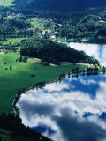 Cloud Reflecting in Eastern Lake Bohinj with Ribcev Laz in Background, Bohinj, Slovenia Photographie par Martin Moos