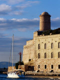 Sail Boat Passing Fort Saint-Jean, Marseille, France Photographie par Jean-Bernard Carillet