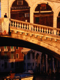 Detail of Ponte Di Rialto and Buildings along Grand Canal, Venice, Italy Lámina fotográfica por Damien Simonis