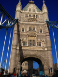 Traffic and People on the Tower Bridge - London, England Photographie par Doug McKinlay