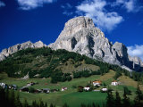 Sassongher Above Fields and Chalets Near Colfosco, Trentino-Alto-Adige, Italy Photographie par Grant Dixon