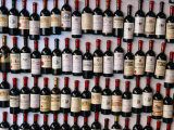 Fridge Magnet Wine Bottles., St. Emilion, Aquitaine, France Fotografisk tryk af Greg Elms