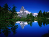 The Matterhorn and Hiker Reflected in Waters of Grindjisee, Valais, Switzerland Photographie par Gareth McCormack