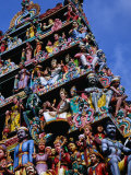 Colourful Hindu Figures Adorning the Gopuram at the Sri Mariamman Temple in Chinatown, Singapore Lámina fotográfica por Glenn Beanland Colourful Hindu Figures Adorning the Gopuram at the Sri Mariamman Temple in Chinatown, Singapore Lámina fotográfica por Glenn Beanland