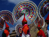 Traditional Quetzal dancers with elaborate headresses at the ancient Totonac ruins, Mexico Lámina fotográfica por Jeffrey Becom Traditional Quetzal dancers with elaborate headresses at the ancient Totonac ruins, Mexico Lámina fotográfica por Jeffrey Becom