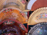 Fans at Stall, El Rastro Market, La Latina, Madrid, Spain Photographie par Richard Nebesky