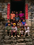 Village children sitting on steps, Kaili, China Lámina fotográfica por Keren Su Village children sitting on steps, Kaili, China Lámina fotográfica por Keren Su