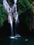 Swimmers at Salto Del Caburni Waterfall, Sierra Del Escambray, Topes De Collantes, Cuba Photographie par Shannon Nace