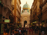 Kohlmarkt Leading to St. Michael's Dome, Vienna, Austria Pósters por Jon Davison Kohlmarkt Leading to St. Michael's Dome, Vienna, Austria Pósters por Jon Davison