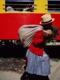 Food Vendor at Ollantaytambo Station on the Cuszo-Aguas Calientes Train Line., Cuzco, Peru Photographie par Mark Daffey