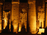 Luxor Temple Statues and Pillars at Night, Luxor, Egypt Lámina fotográfica por Greg Elms Luxor Temple Statues and Pillars at Night, Luxor, Egypt Lámina fotográfica por Greg Elms