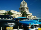 Classic American Taxi Cars Parked in Front of National Capital Building, Havana, Cuba Lámina fotográfica por Martin Lladó