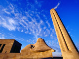 Looking Up at Liberty Memorial, Kansas City, USA Photographie par Richard Cummins