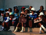 Children Waiting for Bus, Bulawayo, Zimbabwe Photographie par Juliet Coombe