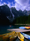 Canoeing on Moraine Lake, Banff National Park, Alberta, Canada Photographie par Lawrence Worcester