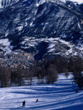 People Skiing Towards Town, Briancon, France Photographie par Richard Nebesky