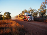 Roadtrain Hurtles Through Outback, Cape York Peninsula, Queensland, Australia Lámina fotográfica por Oliver Strewe Roadtrain Hurtles Through Outback, Cape York Peninsula, Queensland, Australia Lámina fotográfica por Oliver Strewe