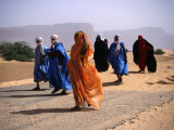 Local People Travel the Road Between Nouadhibou and Mouackchott, Mauritania Photographie par Jane Sweeney