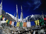 Buddhist Prayer Flags at the Kyanjin Gompa, Langtang, Bagmati, Nepal Photographie par Gareth McCormack